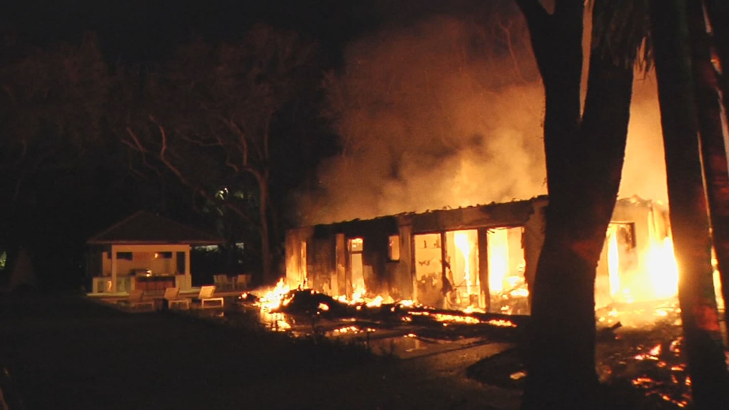 מעורב הופס ליום ששי: האחוזה של מאמן מיאמי אריק ספואלסטרה עולה בלהבות / מנחם לס