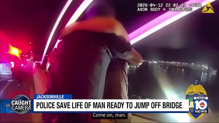 Man threatening to jump from bridge convinced to come off ledge by Jacksonville cops