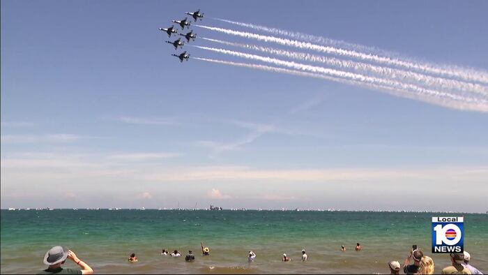 Pilot Militer Tampil Selama Pertunjukan Udara Air Dot Show Fort Lauderdale