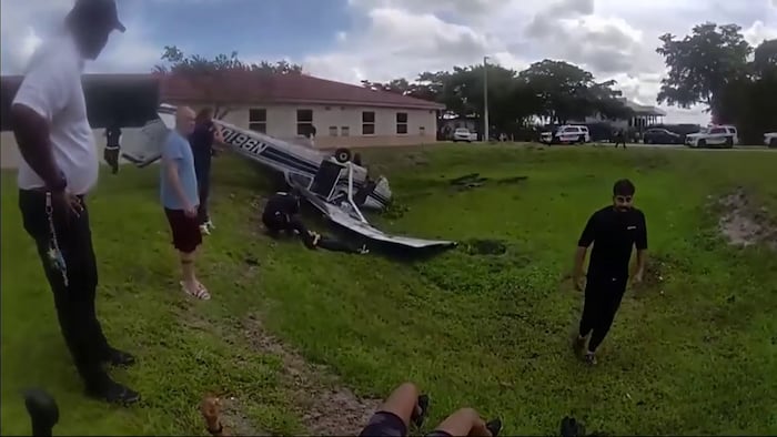 Video shows aftermath of plane crash injuring 2 in Pembroke Pines