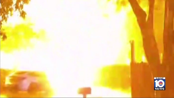 Video shows lightning strike sparking blaze in Fort Lauderdale